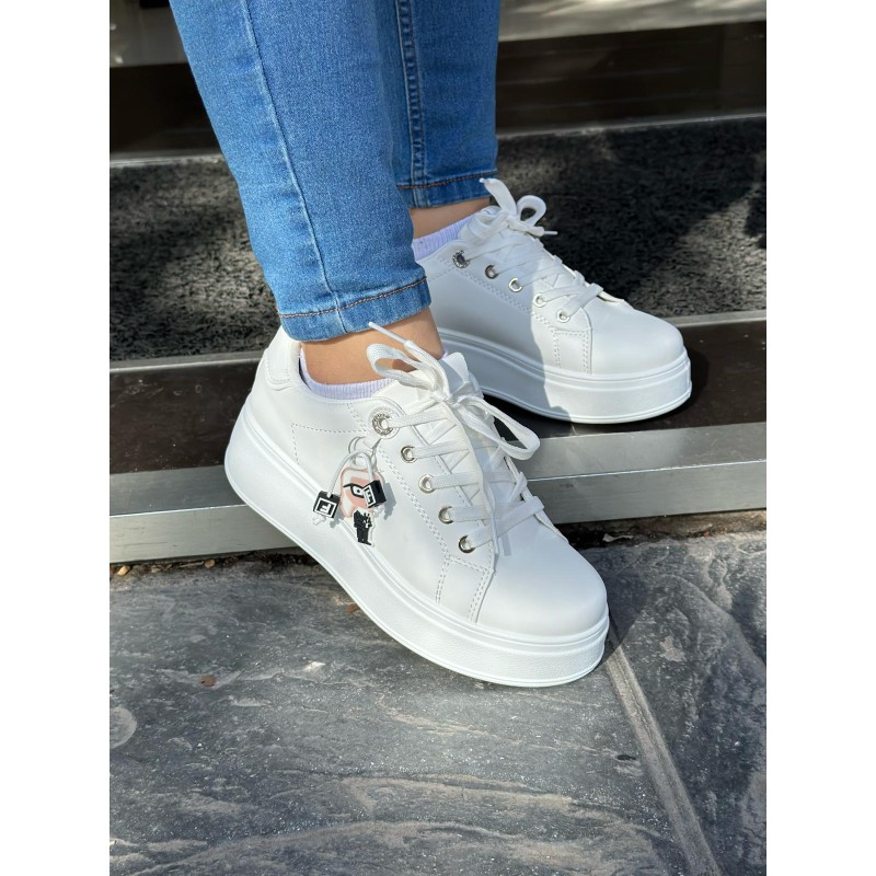 Zapatillas Blancas con Llavero