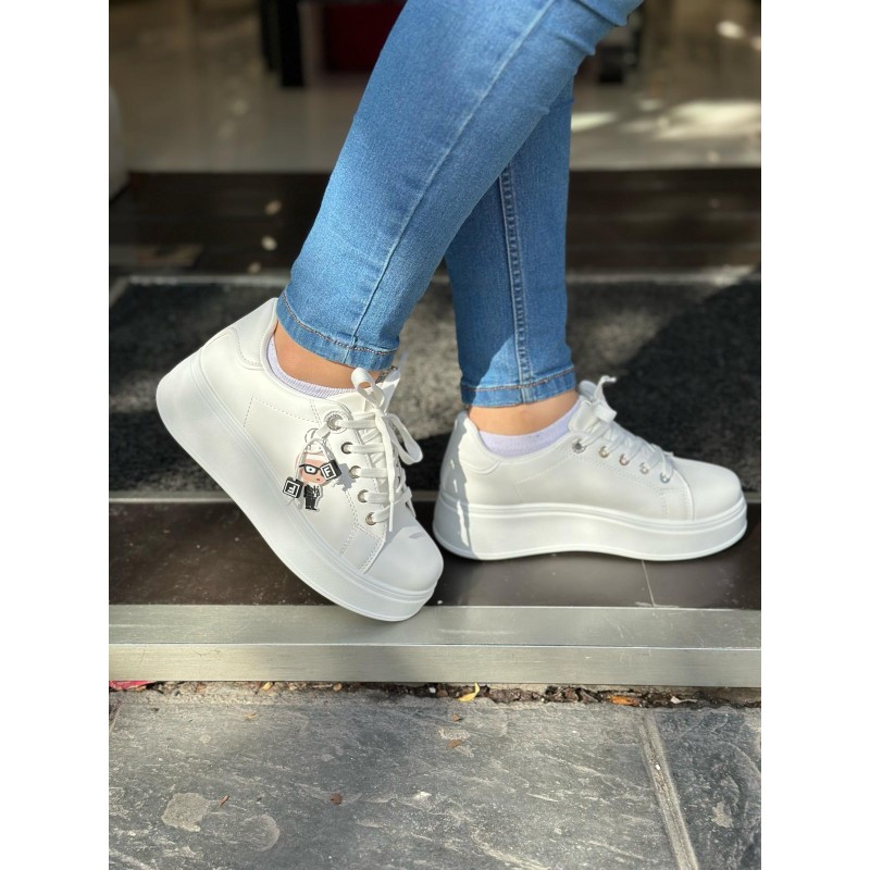 Zapatillas Blancas con Llavero 2