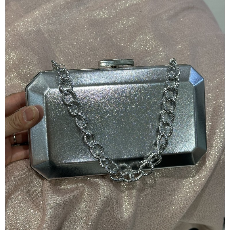 Bolso Rígido Con Cadena Elegante