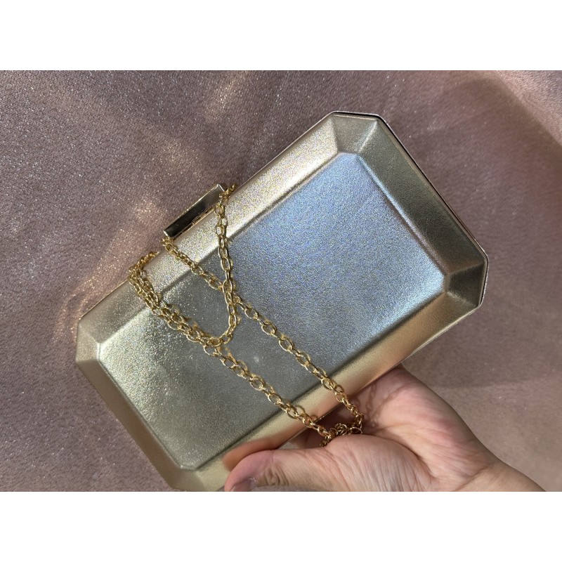 Bolso Rígido Con Cadena Elegante