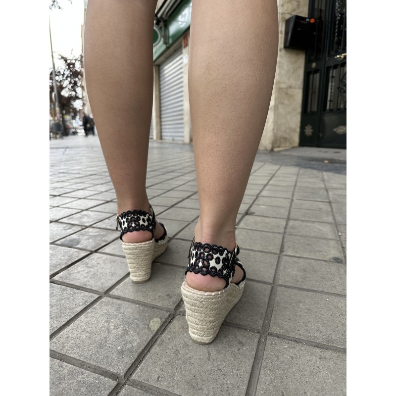 Sandalias De Cuña Con Bordado Floral