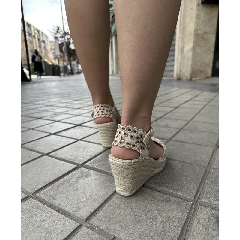 Sandalias De Cuña Con Bordado Floral