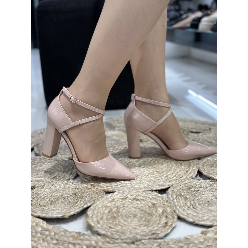 Tacón Grueso Y Correas Cruzadas