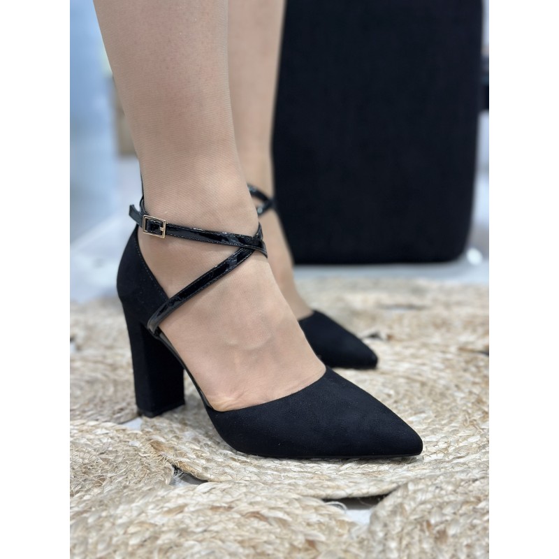 Tacón Grueso Y Correas Cruzadas