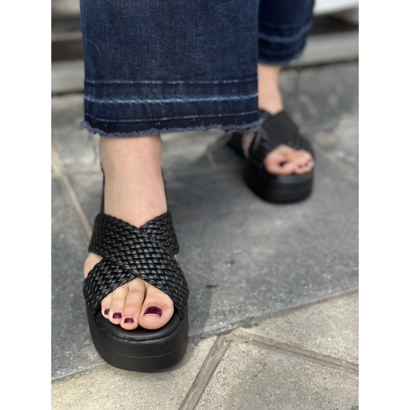 Sandalia Cruzada Estilo Trenzado