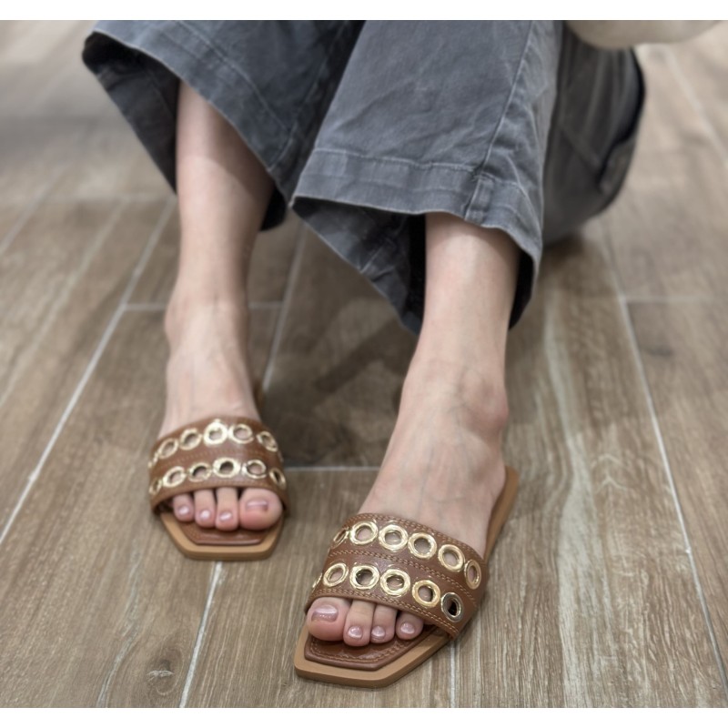 Sandalias Con Ojales Dorados