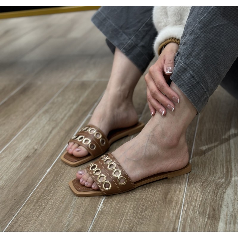 Sandalias Con Ojales Dorados