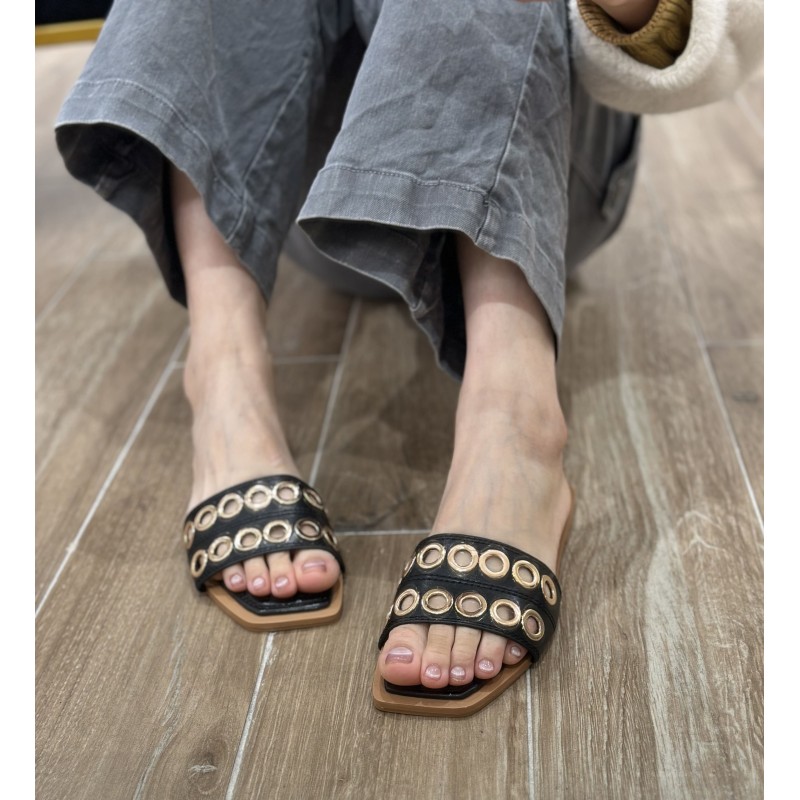 Sandalias Con Ojales Dorados