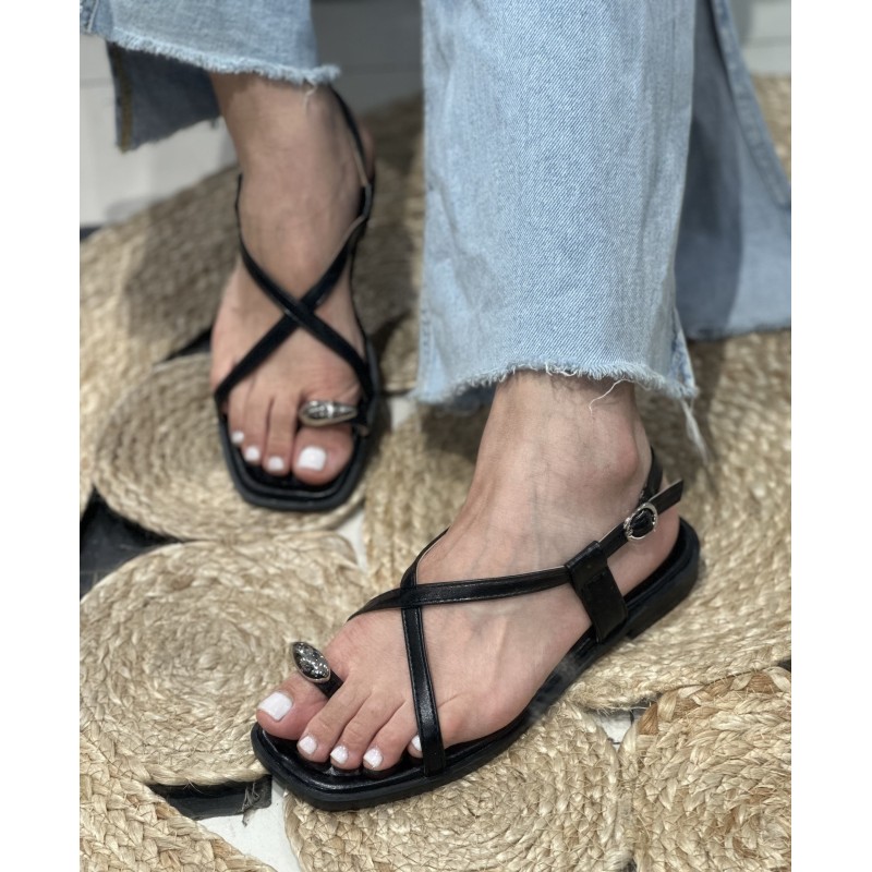 Sandalia Con Detalle Dorado 2