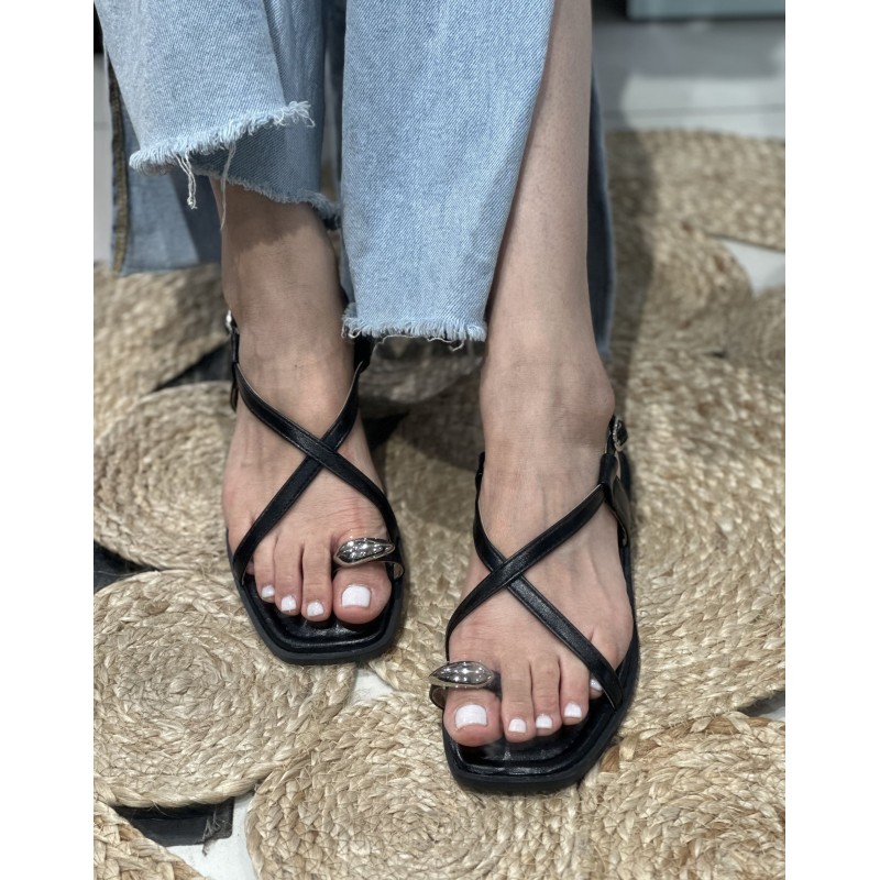 Sandalia Con Detalle Dorado