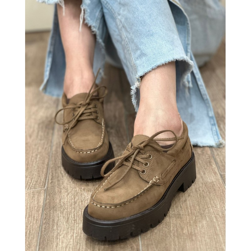 Zapatos con suela track marrones