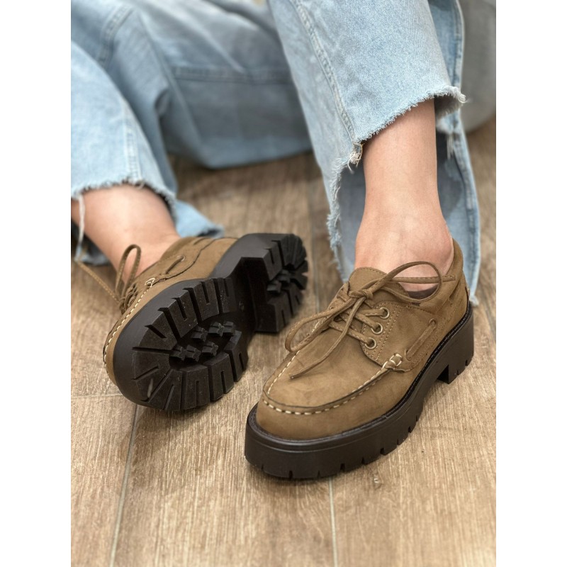 Zapatos con suela track marrones