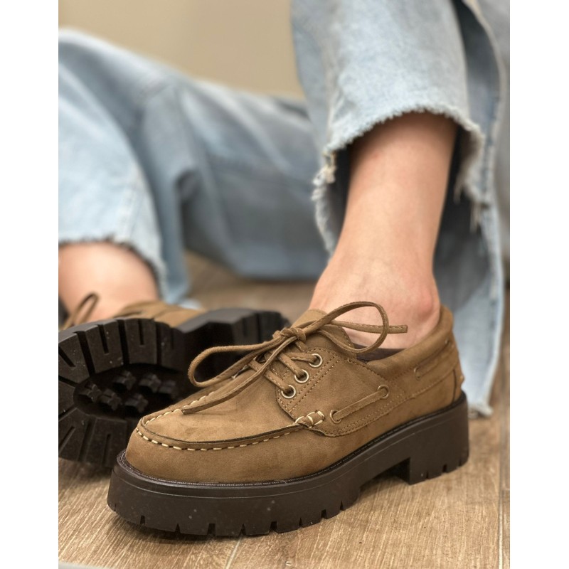 Zapatos con suela track marrones