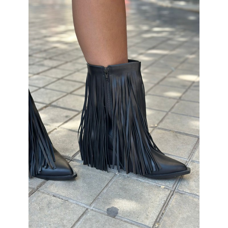 Botines Camperas Con Flecos  Corina -...
