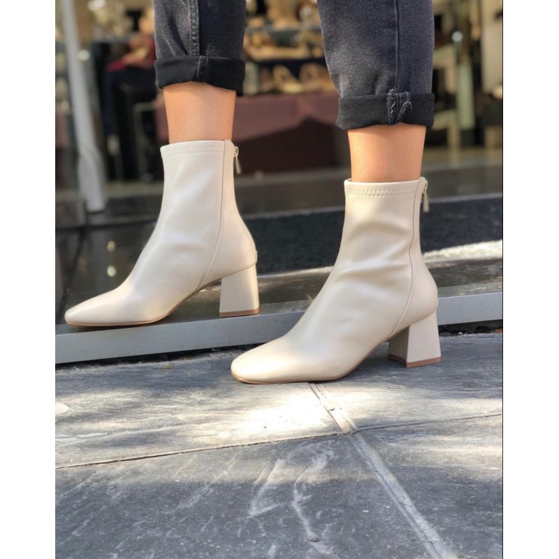 Botín de tacón ancho con punta cuadrada