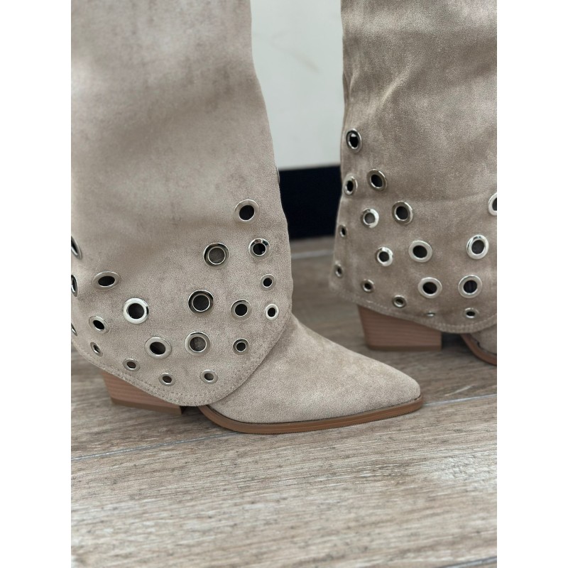 Bota Con Estilo Faldón y Tachuela