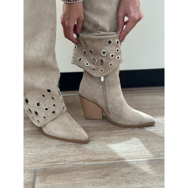 Bota Con Estilo Faldón y Tachuela