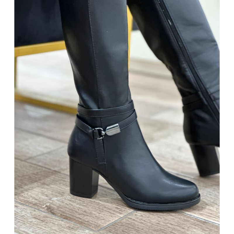 Botas Negras De Tacon Alto Y Elegancia 2