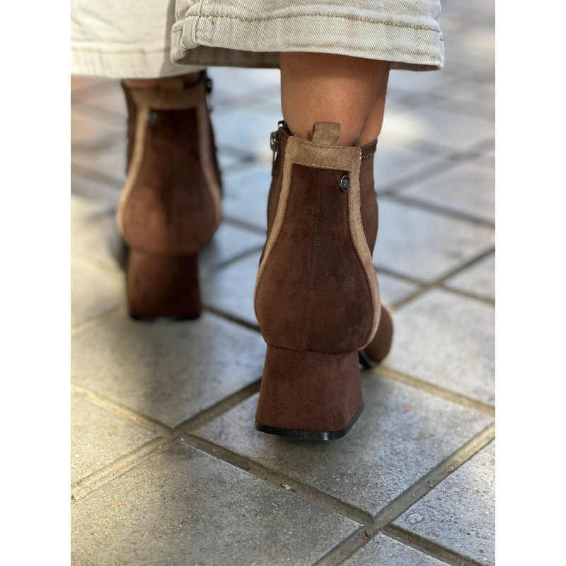 Botines Bicolor Con Detalles En Gamuza