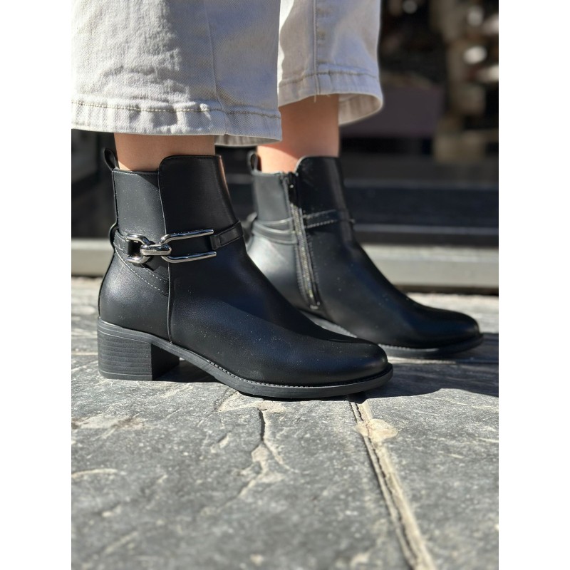 Botines Negros Con Detalle Metálico