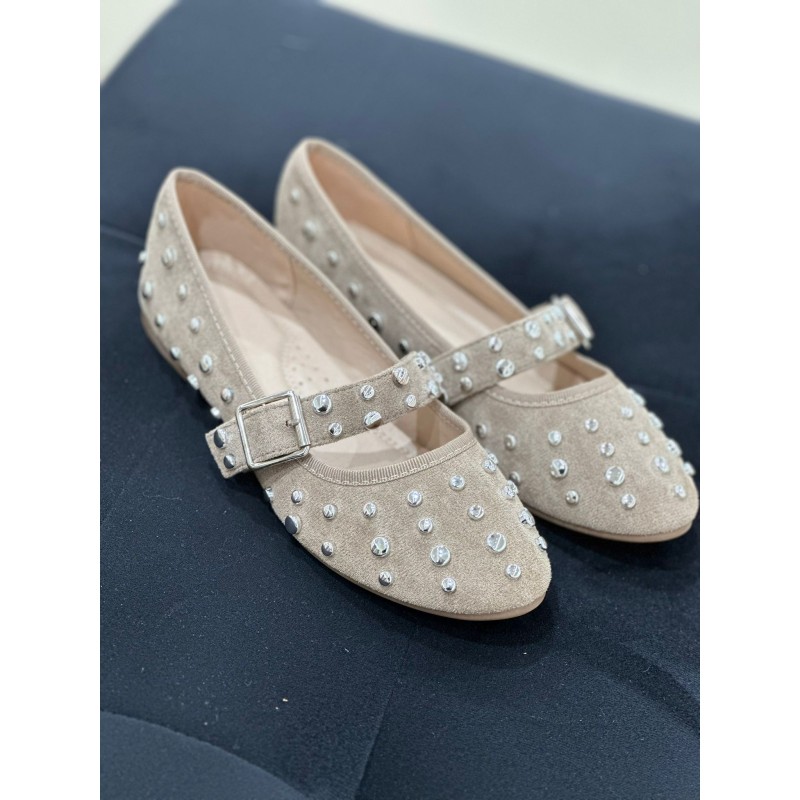 Mercedita Con Tachuelas