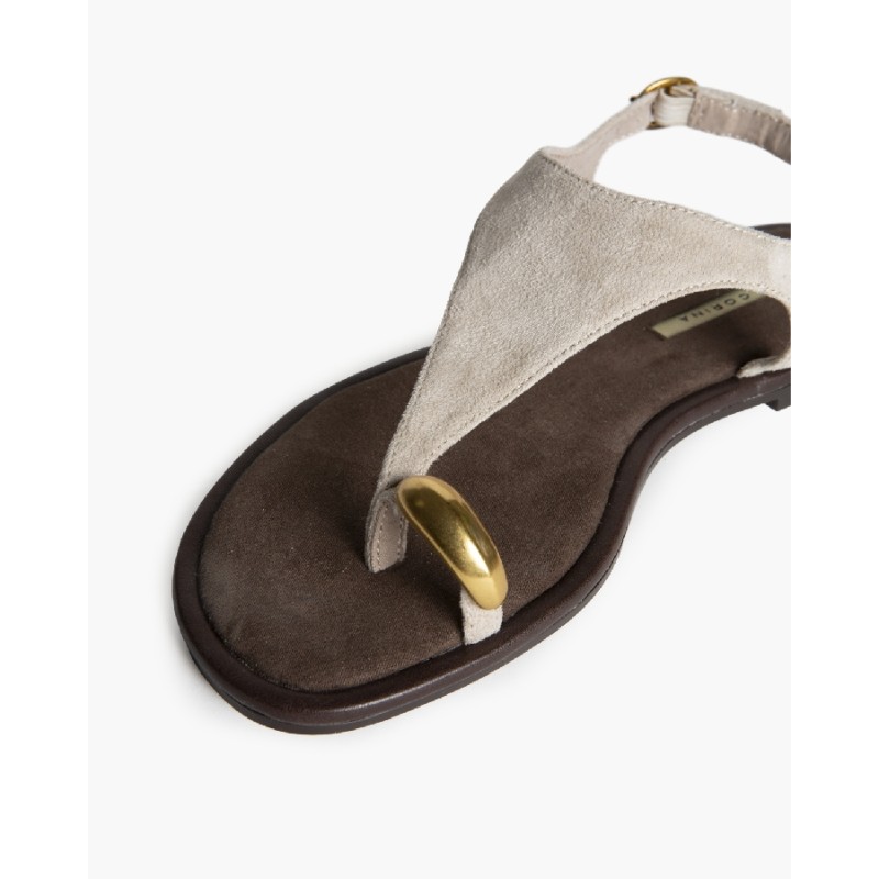 Sandalia Plana Con Detalle De Anillo...