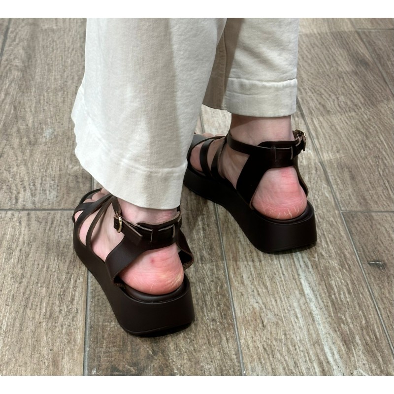 Sandalia de tiras plana con...