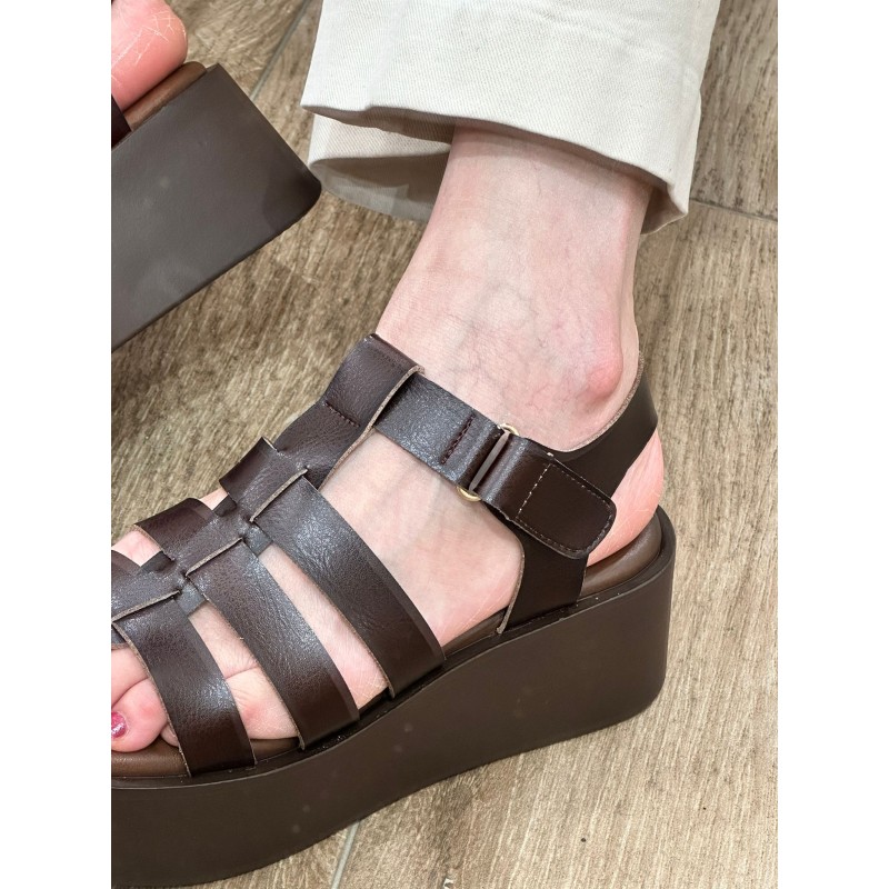 Sandalia de plataforma con tiras y plantillas acolchada con cierre de velcro