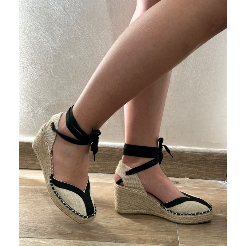 Esparto de cuña mediana y con cinta atada a tobillo