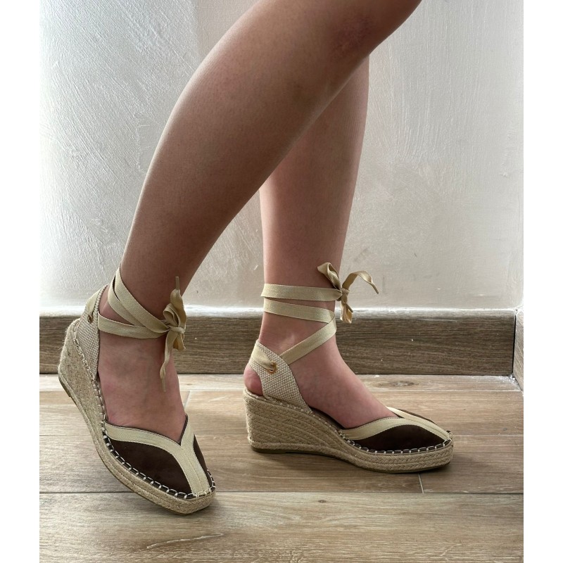 Esparto de cuña mediana y con cinta atada a tobillo 2