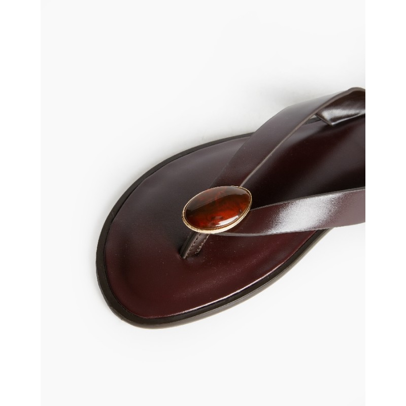 Sandalia Plana con Detalle de Chapa