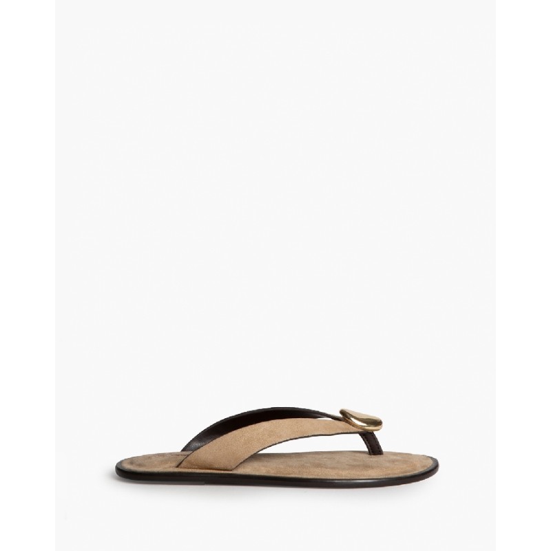 Sandalia Plana con Detalle de Chapa