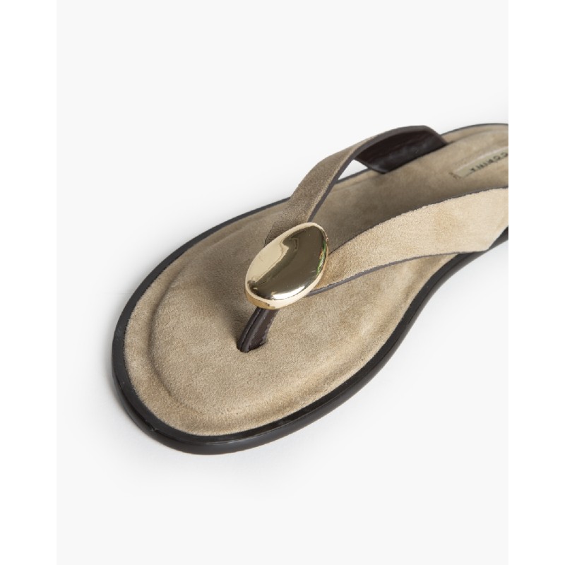 Sandalia Plana con Detalle de Chapa