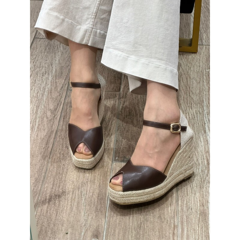 Alpargatas V Con Plataforma y Hebillas. 2