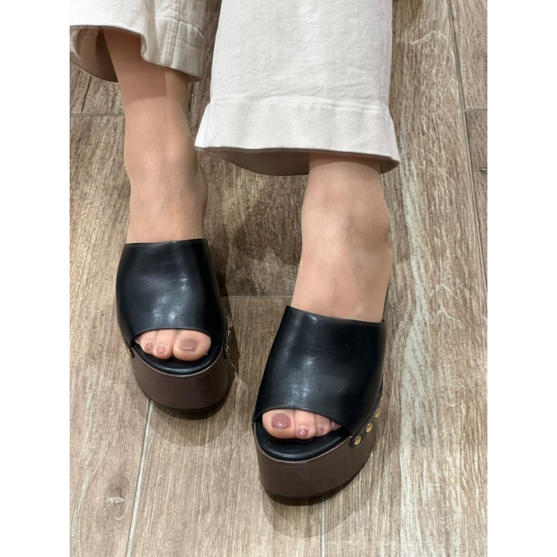 Zuecos Bora Wood Con Plataforma Y Tachuelas