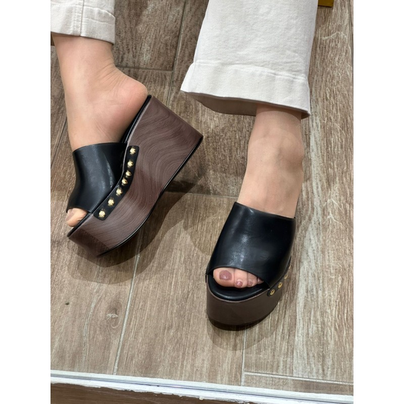 Zuecos Bora Wood Con Plataforma Y Tachuelas