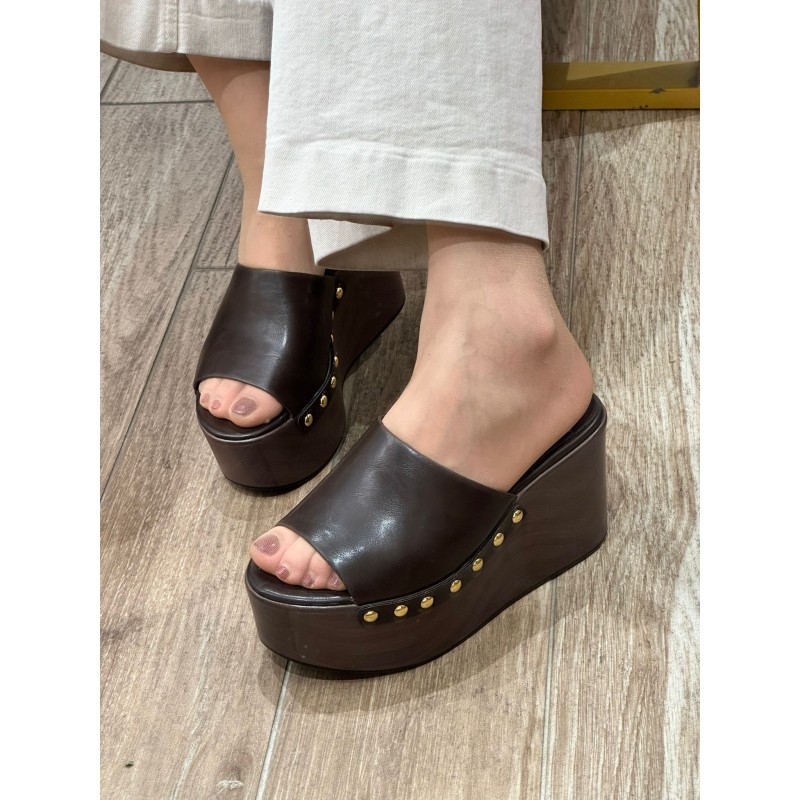 Zuecos Bora Wood Con Plataforma Y Tachuelas