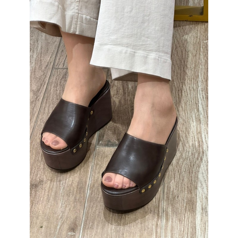 Zuecos Bora Wood Con Plataforma Y Tachuelas