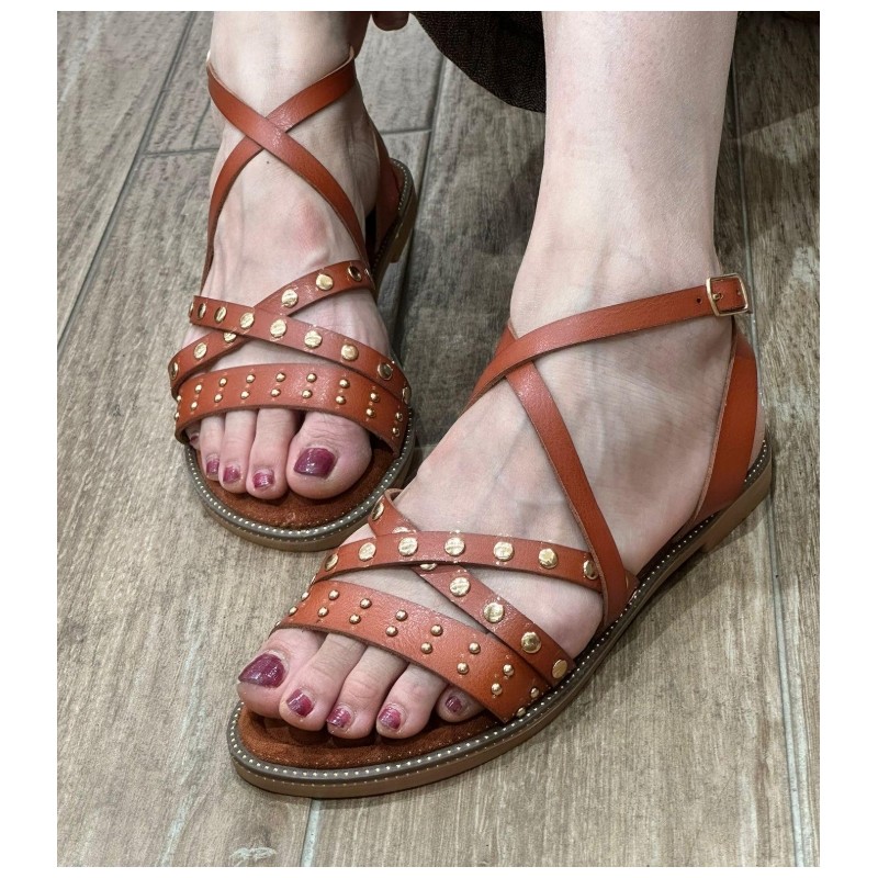 Sandalia plana con tachuelas y...