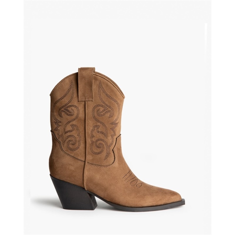 Botín estilo cowboy  Corte bordado  Corina-M6760