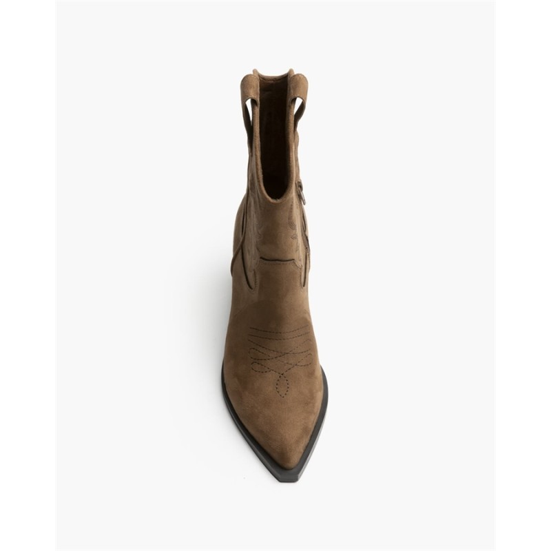 Botín estilo cowboy  Corte bordado  Corina-M6760