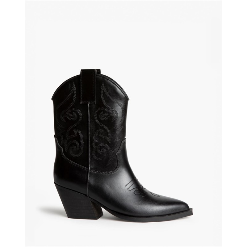 Botín estilo cowboy  Corte bordado  Corina-M6760