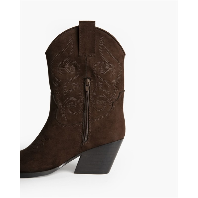 Botín estilo cowboy  Corte bordado  Corina-M6760