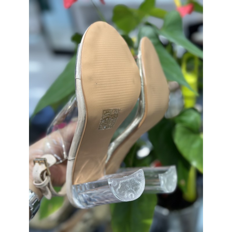Tacones transparentes