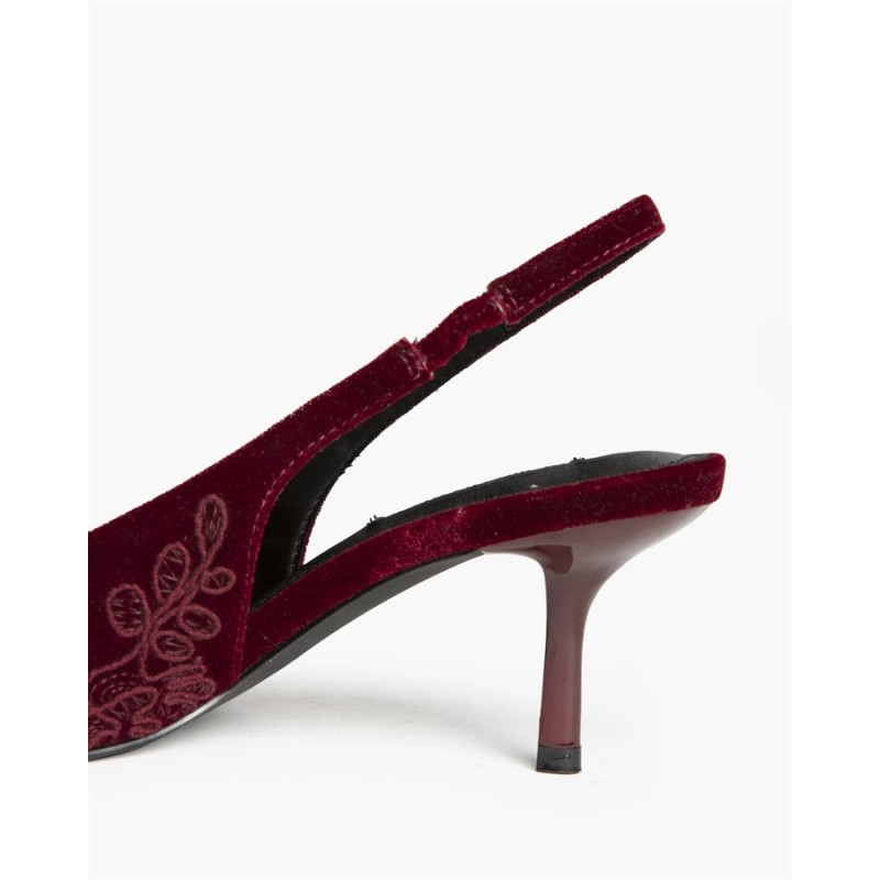 Zapato Destalonado en Terciopelo con Bordado Floral y Tacón Sensato M6715