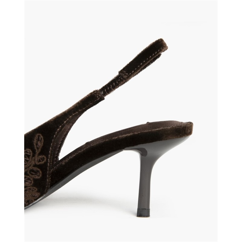 Zapato Destalonado en Terciopelo con Bordado Floral y Tacón Sensato M6715