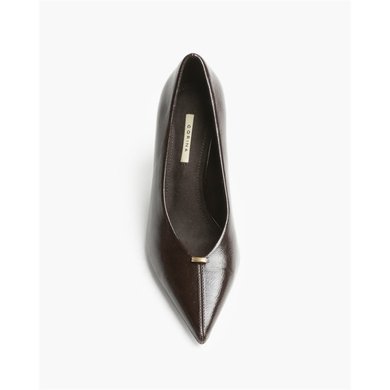 Zapato de Salón Clásico en Acabado Charol con Detalle Metálico y Tacón Fino M6722