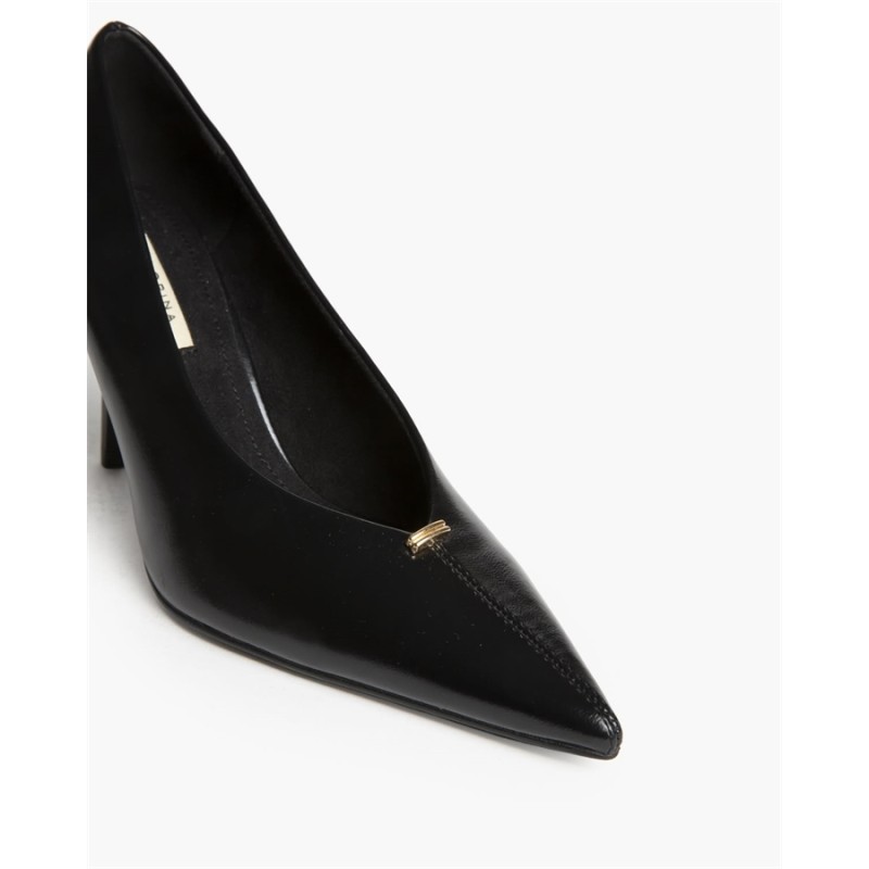 Zapato de Salón Clásico en Acabado Charol con Detalle Metálico y Tacón Fino M6722