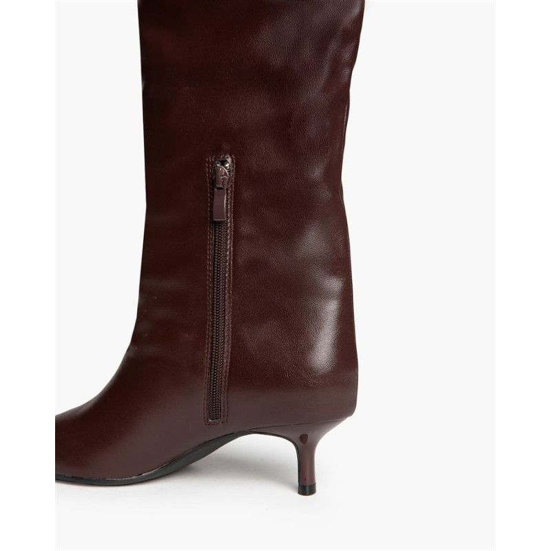Bota Alta de Caña Ancha con Tacón Fino Kitten y Punta Fina M6893