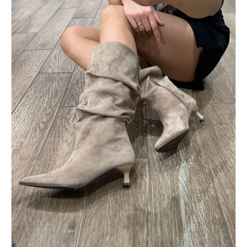 Botas arrugadas de ante sintético con...